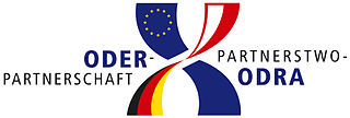 Logo der Oder-Partnerschaft / Logo Partnerstwa-Odra; CC BY-SA 3.0, Wikimedia Commons, User: EisJ
